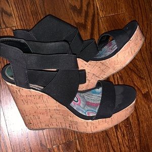 BLACK STRAPPY WEDGES